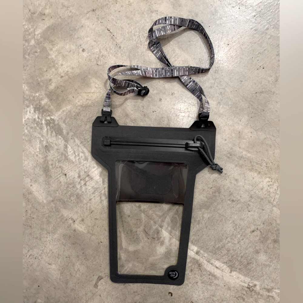 RunOff Waterproof Touchscreen Friendly Phone Pouch 💦 - Picture 2 of 12